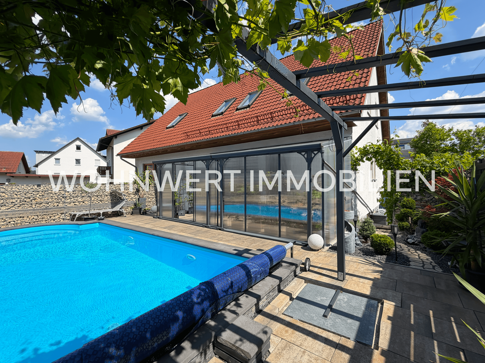 Hausansicht mit Pool 